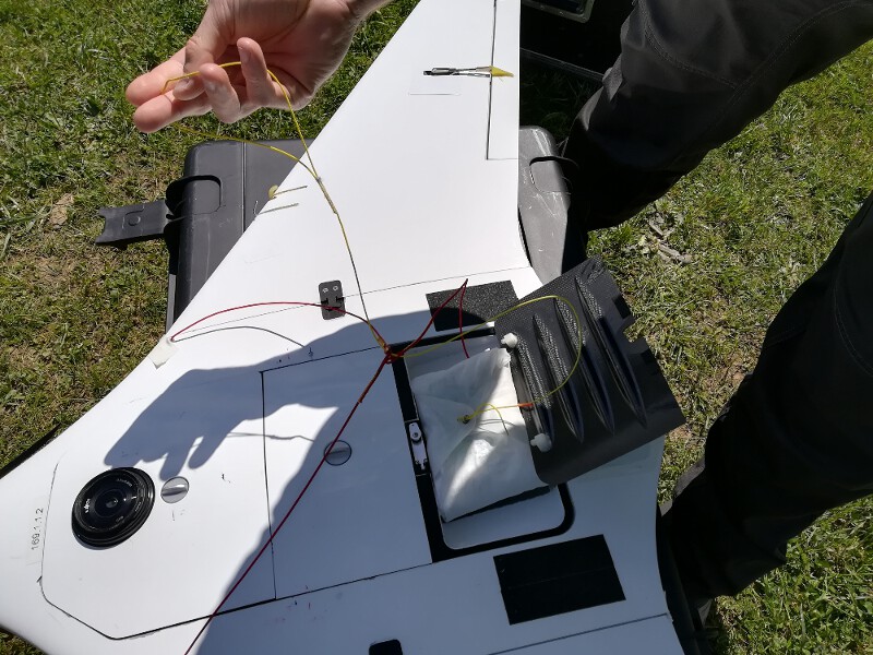 Attaching the parachute - Attaching the main cord.