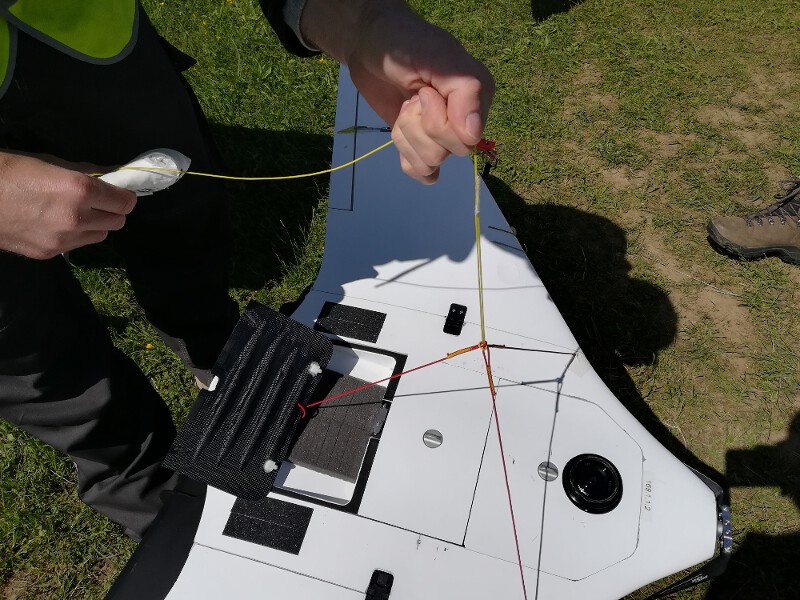 Attaching the parachute - Tightening the loop.